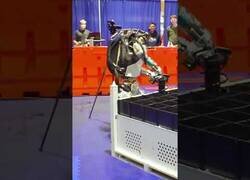 Enlace a Boston Dynamics muestra a su androide haciendo tareas como un trabajador humano