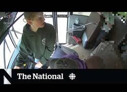 Enlace a Este chaval de 13 años salvó a sus compañeros en el bus escolar