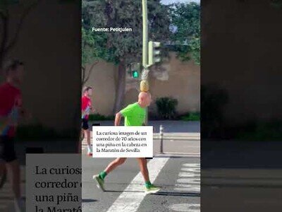 Un hombre corre la Maratón de Sevilla con una piña en la cabeza