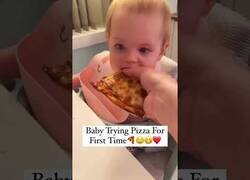 Enlace a Bebé prueba la pizza por primera vez