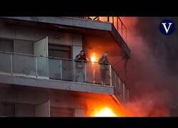 Enlace a Así fue el milagroso rescate de dos personas atrapadas en el edificio incendiado de Valencia