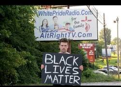 Enlace a Sosteniendo un cartel de 'Black Lives Matter' en la ciudad más racista de EEUU