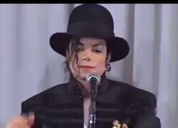 Enlace a Michael Jackson dándose cuenta de que le hacen fotos cada vez que se mueve