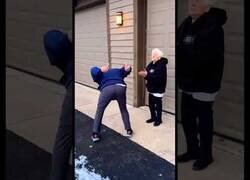 Enlace a ¿Habías visto alguna vez a un hombre de 85 años hacer un back flip?