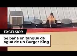 Enlace a Hombre en Colombia se baña en un tanque de agua que abastece un Burger King