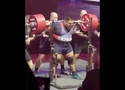 Enlace a Jesús Olivares rompe un récord al hacer una sentadilla levantando 478 kg