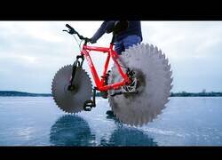 Enlace a La bici con ruedas de sierra para ir sobre el hielo