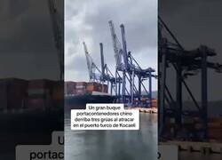 Enlace a Un buque chino derriba tres gúas al atracar en un puerto turco