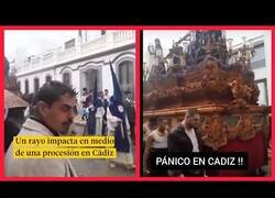 Enlace a Un rayo impacta sobre una procesión en Cádiz