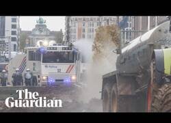 Enlace a Camión de agua de la Policía se enfrenta a un rociador de estiércol durante las protestas de los agricultores en Bruselas