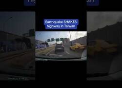 Enlace a Así se vivió el terremoto de Taiwán desde una carretera
