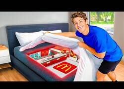 Enlace a Construyendo un McDonald's secreto dentro de su habitación