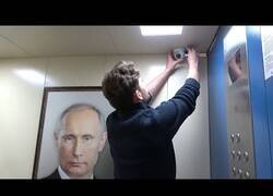 Enlace a Youtuber pone un retrato de Putin en un ascensor y graba la reacción de la gente