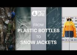 Enlace a Así fabrican prendas de ropa a partir de botellas de plástico recicladas