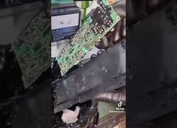 Enlace a Desinfectando una PS4 llena de cucarachas