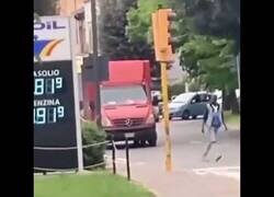 Enlace a Detenido un hombre africano por prender fuego a una gasolinera en Ravenna, Italia