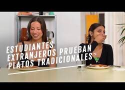Enlace a Estudiantes extranjeros prueban platos tradicionales