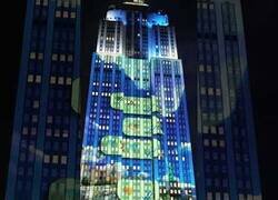 Enlace a Whatsapp y Mercedes presentan el nuevo emoji de coche iluminando el Empire State Building