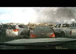 Enlace a La cámara de un coche captura el debastador tornado de Lincoln, Nebraska
