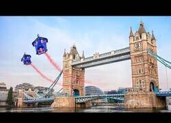 Enlace a Cruzando el Tower Bridge de Londres en wingsuit