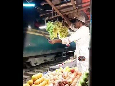 Frutero de Bangladesh protege sus uvas para que no se las roben desde el tren