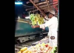 Enlace a Frutero de Bangladesh protege sus uvas para que no se las roben desde el tren