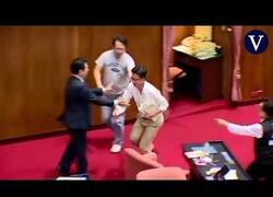 Enlace a Diputado en Taiwán roba un proyecto de ley y sale corriendo