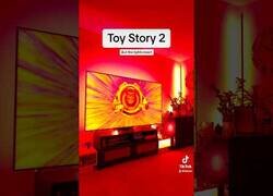 Enlace a Imagina ver Toy Story 2 con las luces a juego