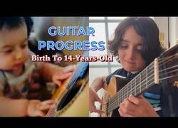 Enlace a El progreso con la guitarra de este niño desde bebé hasta los 14 años