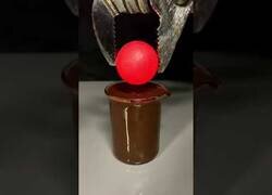 Enlace a Metiendo una bola a 1.000 grados de temperatura en chocoolate
