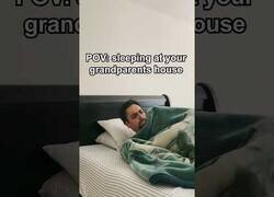 Enlace a POV: Te quedas a dormir en casa de tus abuelos