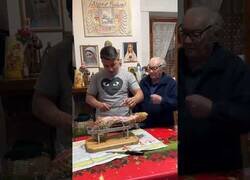 Enlace a La reacción de este abuelo italiano al ver cortar jamón a su nieto