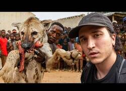 Enlace a Visitando a los temidos hombres hiena de Nigeria