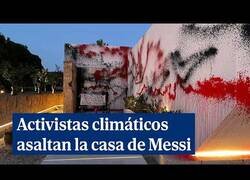 Enlace a Activistas climáticos se cuelan y vandalizan la casa de Messi en Ibiza