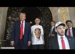 Enlace a xQc y Adin muestran a Trump una Cybertruck customizada con el día de su intento de asesinato