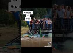 Enlace a 50 hombres subidos a un Monster Truck cruzan un lago, ¿qué podría salir mal?