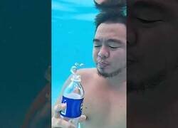 Enlace a Este tipo se bebe una botella de pepsi entera bajo el agua