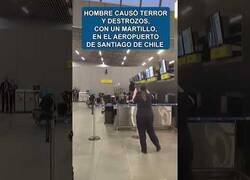 Enlace a Un hombre con un martillo causa terror y daños en el aeropuerto de Santiago de Chile