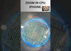 Enlace a Haciendo zoom sobre un chip de la CPU de un iPhone