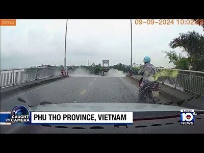 El momento en el que un puente de Vietnam se viene abajo