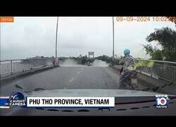 Enlace a El momento en el que un puente de Vietnam se viene abajo