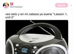 Enlace a Es imposible separar el radiocasette y la seño de inglés, por @cmonspaingirl