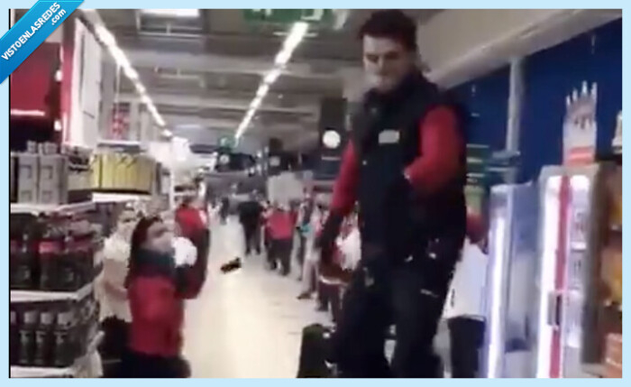 544049 - Unos trabajadores de un Carrefour triunfan con lo que hicieron antes de abrir las puertas