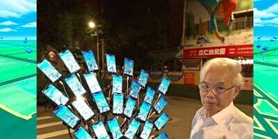 670499 - Este abuelo se ha hecho famoso en Internet por su adicción al Pokémon Go: a ver si eres capaz de contar cuántos teléfonos tiene conectados en la bici