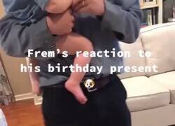 Enlace a La reacción de este bebé al ver su regalo de cumpleaños es lo mejor que puedes ver antes de ir a dormir, por @ceciarmy