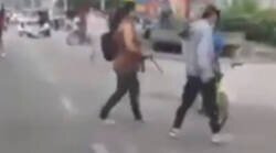 Enlace a Un joven fue sacado de una protesta en Colombia por su madre, quien llevaba un cinturón, por @PeriodicoQuequi