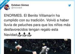 Enlace a Todos los peluches que se han recogido hoy en el Benito Villamarín, por @mirondo9