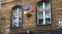 Enlace a Berlín está lleno de zonas con estos puntitos de colores, ¿sabes qué son? por @Yosoycorra