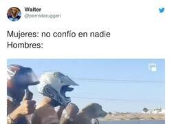 Enlace a No sé quién está más loco, si los que están en la moto o los que van en el coche al lado, por @perroderuggeri