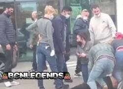 Enlace a Vídeo viral del momento: Un grupo de personas intentan retener a un ladrón, después de haber robado una 